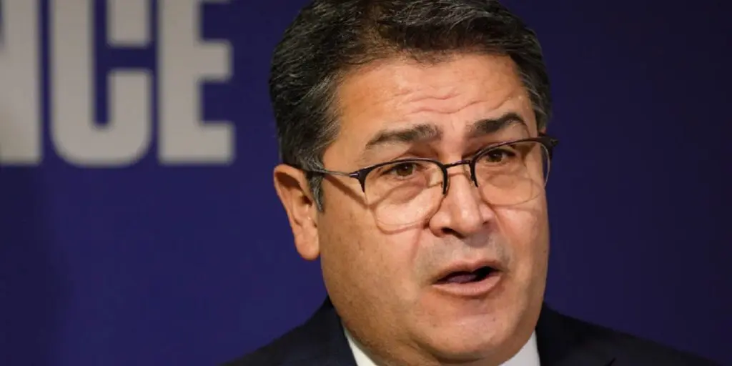 Donald Trump perdona al hombre que inundó de cocaína a Estados Unidos El expresidente de Honduras, Juan Orlando Hernández, cumplía una pena de 45 años por importar cocaína a Estados Unidos y el uso de armas para facilitar el narcotráfico. Ayer salió libre gracias al inexplicable perdón presidencial