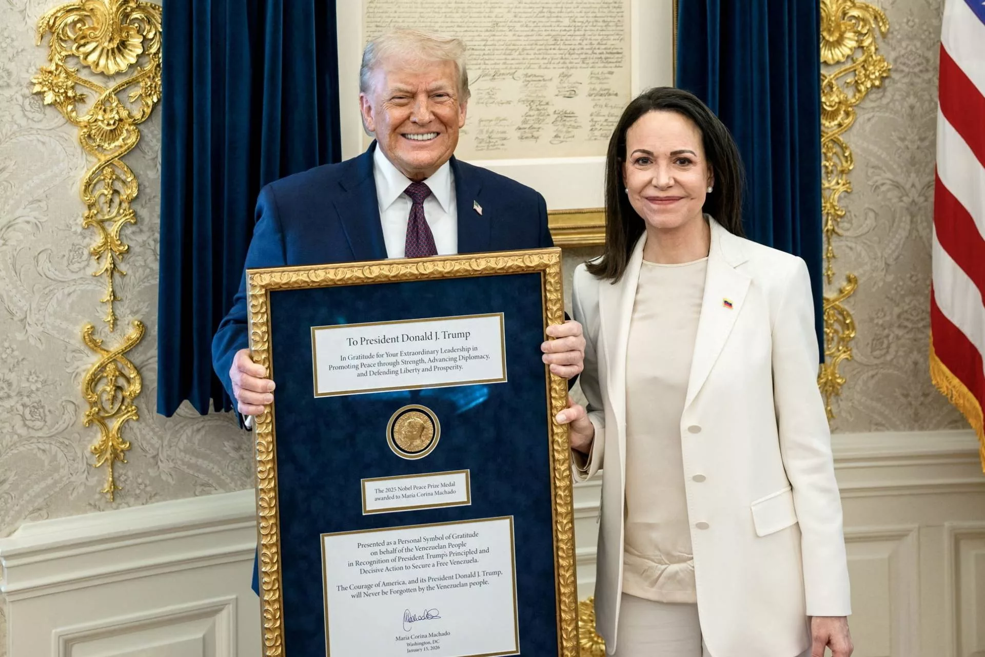 La humillación de Machado entregándole la medalla del Nobel a Trump indigna en Noruega El Centro del Nobel de la Paz recuerda, sin mencionar al presidente estadounidense, que el título no es transferible.