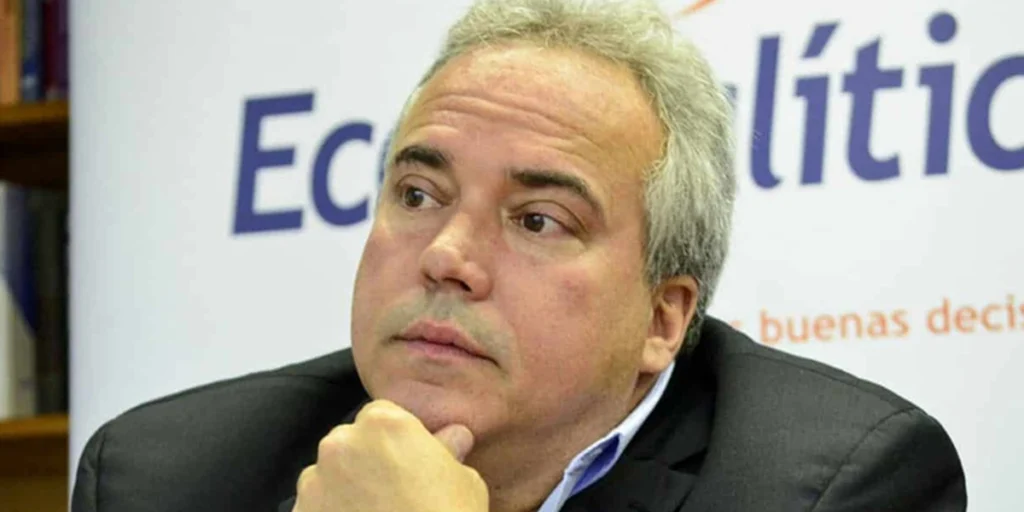 Economía Ecoanalítica advierte que será «difícil mantener» el dólar por debajo de los 400 bolívares en las próximas semanas Según datos de Ecoanalítica, si las divisas se venden a tipo de cambio de mercado y se mantiene el ritmo de depreciación del tipo de cambio oficial, la brecha cambiaria podría cerrarse en pocas semanas