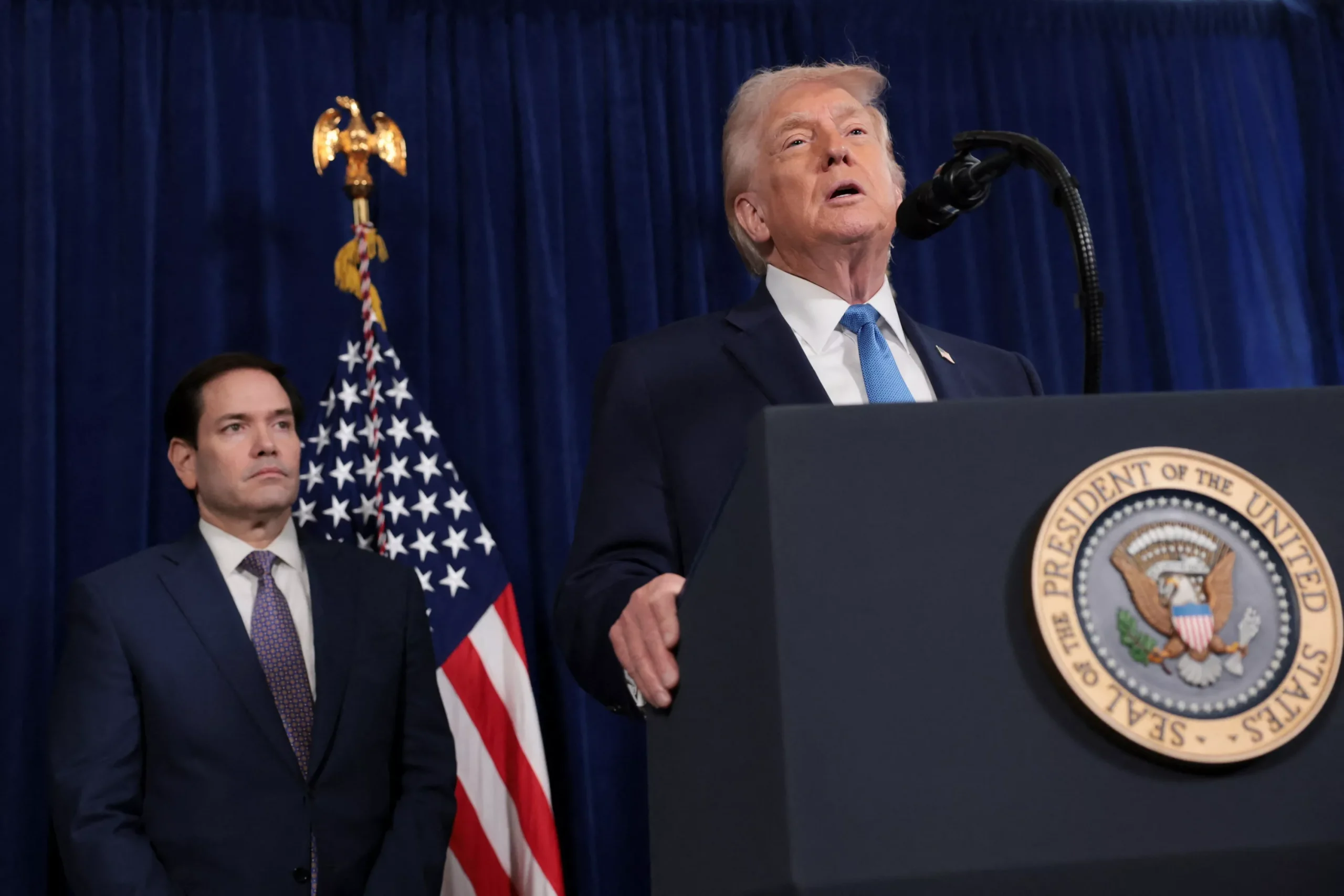 Trump afirma que EEUU «dirigirá» Venezuela y que sus grandes petroleras harán negocio en el país El amplio despliegue militar que mantiene en el Caribe permanecerá en la región "en alto estado de alerta", ha asegurado el presidente del Estado Mayor Conjunto estadounidense.