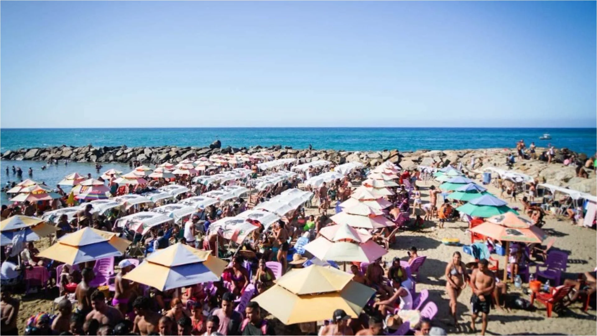 La Guaira supera el millón de temporadistas y alcanza un 95% de ocupación hotelera El gobernador José Alejandro Terán reportó una ocupación del 100% de playas y balnearios, señalando que "no hay ni un solo toldo disponible" debido a la alta demanda.
