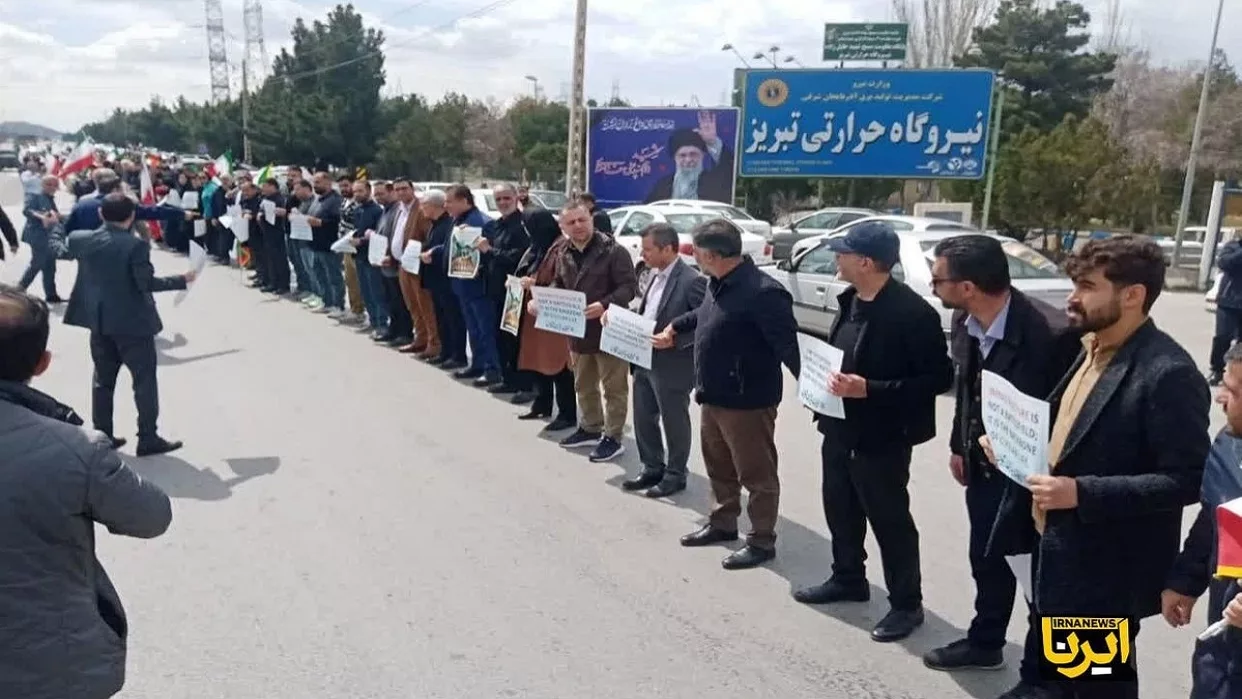 Escudos humanos en Irán: Miles de ciudadanos protegen infraestructuras claves ante amenaza de EEUU En la concentración no solo participan sectores políticos, sino también figuras prominentes de la cultura iraní, como el músico Ali Gamsari y el cantante Benyamin Bahadori Noticias EE. UU.