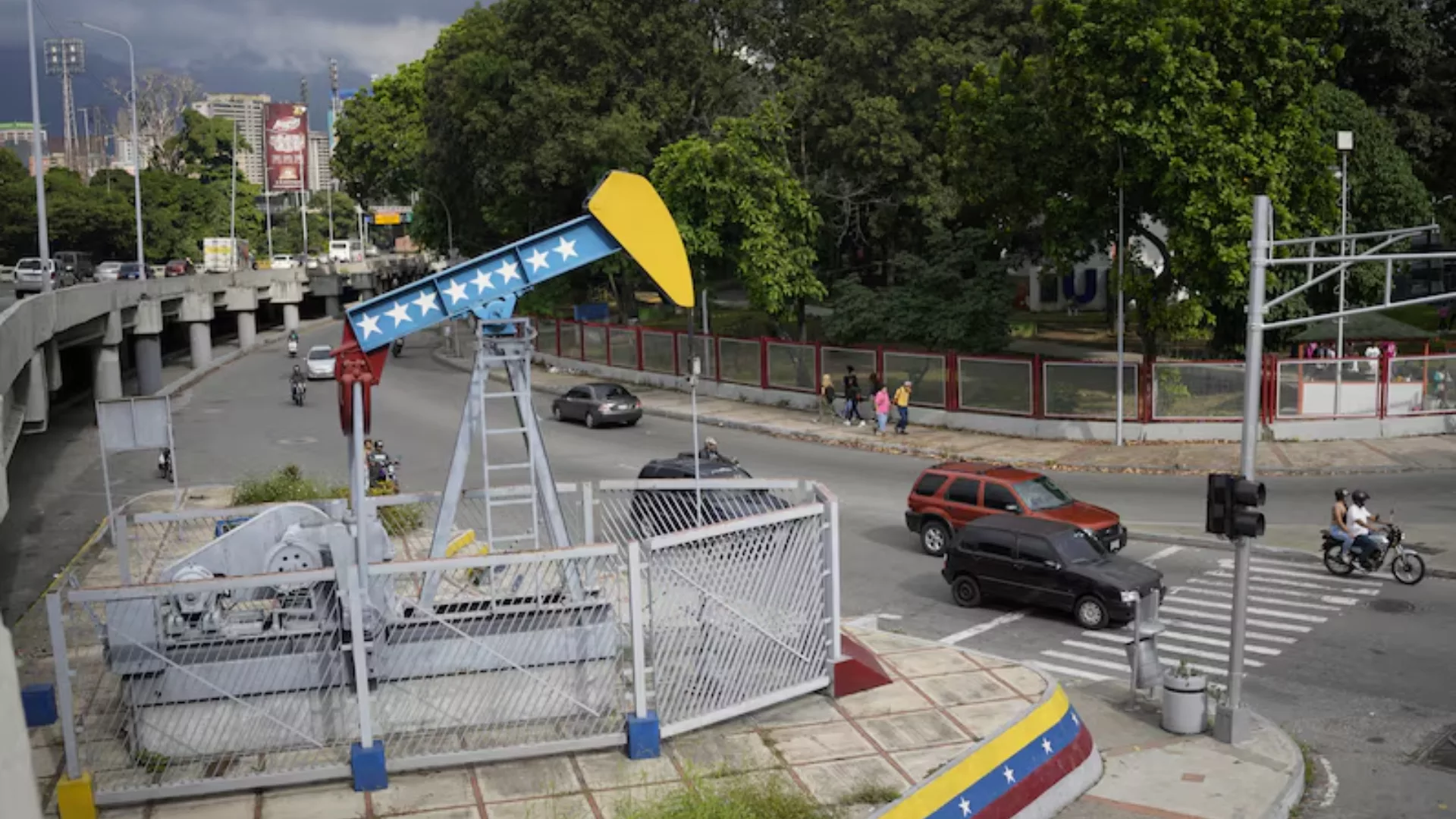Petróleo y alivio de sanciones llevarían a Venezuela a crecer incluso encima del 10% en 2026 En un análisis de Bloomberg se estima que el aumento de la actividad petrolera en 25 % acelerará la economía del país